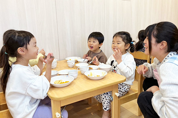 保育現場で働きながら学べる